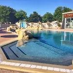 Zecamping 5 Etoiles Pet Friendly Anime Avec Piscine Couverte En Bord De