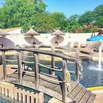 Zecamping 5 Etoiles Pet Friendly Anime Avec Piscine Couverte En Bord De Camping