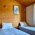 Zecamping 5 Etoiles Pet Friendly Anime Avec Piscine Couverte En Bord De Camping 5*